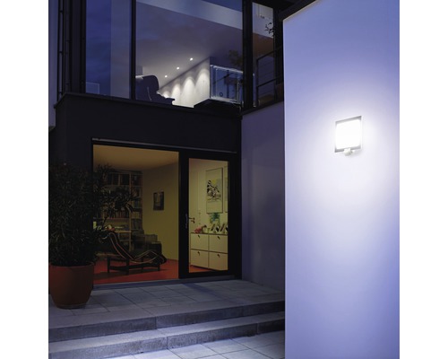 Beleuchtete Hauswand mit Bewegungsmelder Aussenleuchte in Hofeinfahrt