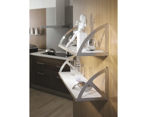 Zwei Wandregale aus Metall und Holz in einer Küche zur Dekoration und Aufbewahrung.