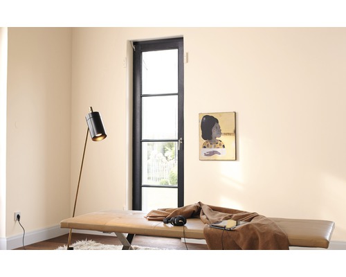 Salon avec lit de jour, lampadaire et œuvre d''art au mur