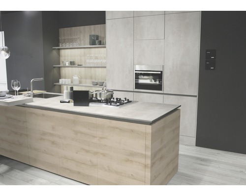 Cuisine moderne avec îlot de cuisson, four encastrable et étagères ouvertes