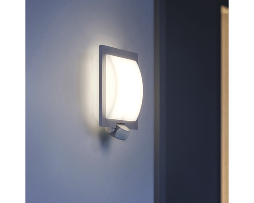 Quadratische Wandleuchte mit Bewegungsmelder an einer Wand montiert.