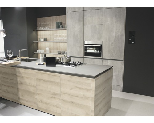 Moderne Küche mit Kochinsel, Einbaubackofen und Regalen