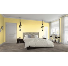 Helles Schlafzimmer mit Bett, Nachttischen, Schreibtisch und Pendelleuchten