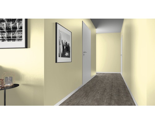 Couloir avec des tableaux au mur et une porte blanche