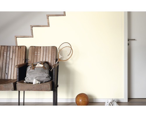 Innenraum mit Treppe, Sitzbank, Rucksack, Tennisschläger und Ball