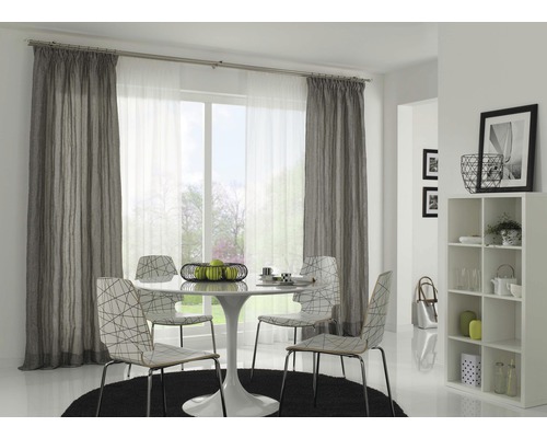 Salle à manger avec table, chaises, rideaux et étagère