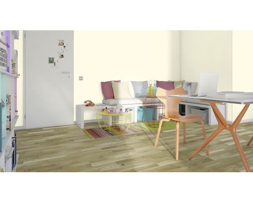 Helles Interieur mit Schreibtisch, Stuhl und Sitzbank mit Kissen