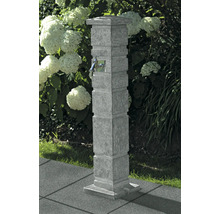 Point d''eau de jardin en pierre avec robinet en extérieur