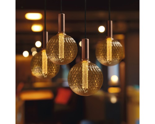 Quatre suspensions décoratives avec abat-jour couleur ambre