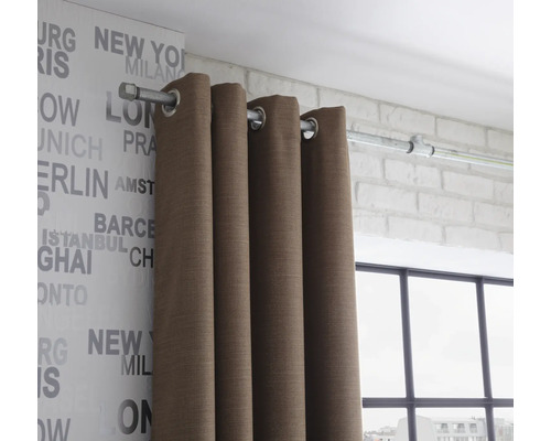 Rideau marron avec œillets sur une tringle à rideaux devant une fenêtre