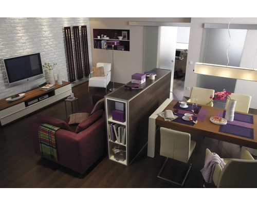 Salon lumineux avec table à manger, canapé, télévision et étagères pour une ambiance d''habitation organisée