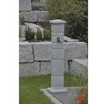 Colonne de puisage de jardin avec robinet à l''extérieur