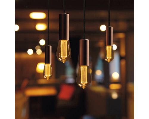 Plusieurs suspensions avec des ampoules mises en scène.