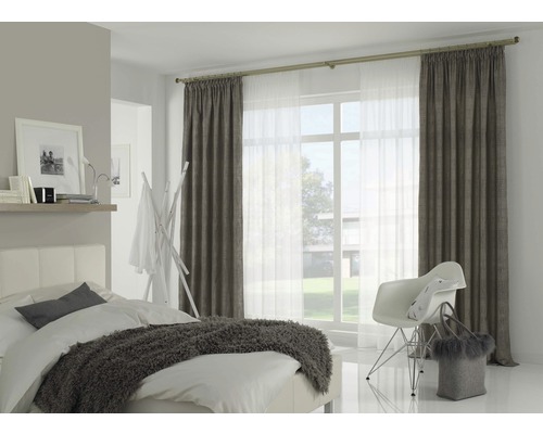 Chambre avec lit et décoration de fenêtre avec rideaux