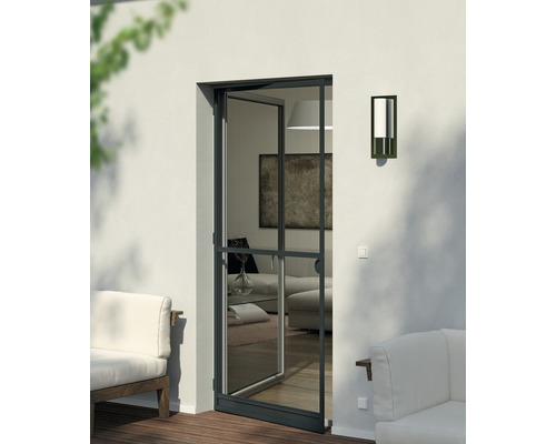 Extérieur d''une maison avec une porte anti-insectes ouverte et des meubles de jardin