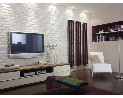 Salon avec mur en briques, télévision, commode et radiateur