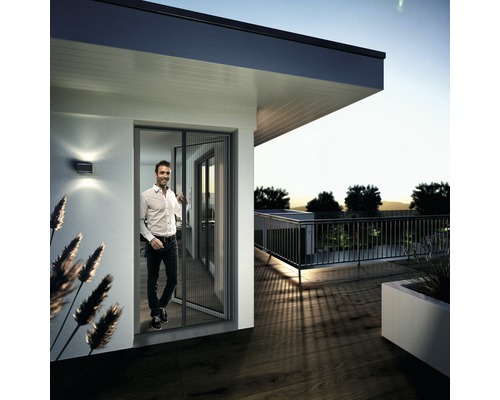 Photo extérieure d''une porte pliante comme protection contre les insectes à l''entrée d''une maison avec une personne