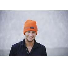 Portrait d''un homme portant un bonnet orange