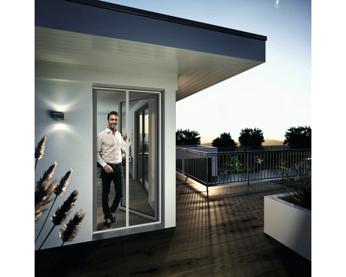 Porte moustiquaire plissée à l''entrée d''une maison avec un homme