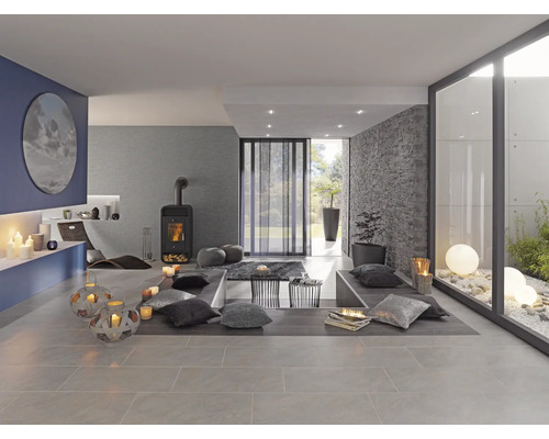 Salon moderne avec cheminée, coussins et éclairage décoratif