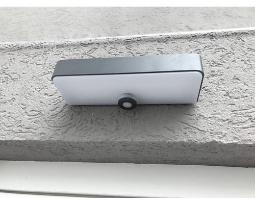 Applique murale avec détecteur sur un mur texturé