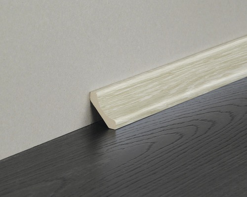 Plinthe en bois sur mur et sol