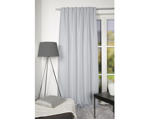 Gardine vor Fenster im Wohnzimmer