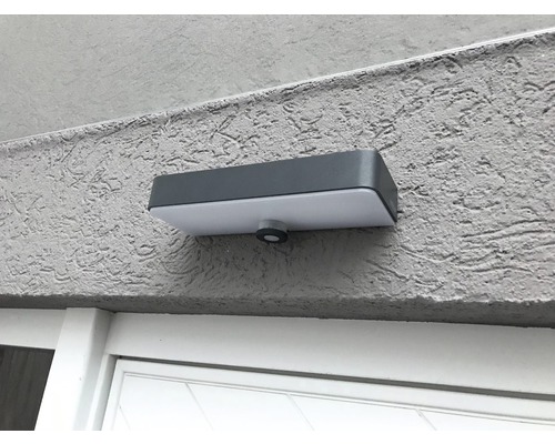 Luminaire extérieur rectangulaire avec détecteur de mouvement monté sur un mur
