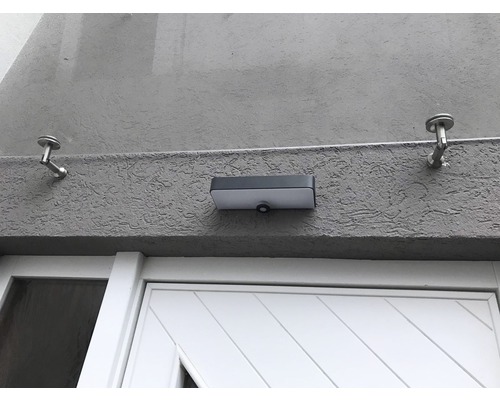Applique murale extérieure avec détecteur de mouvement au-dessus d''une porte d''entrée
