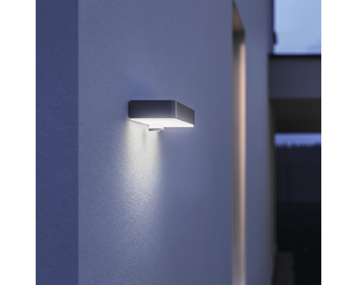 Applique murale extérieure carrée en métal sur un mur