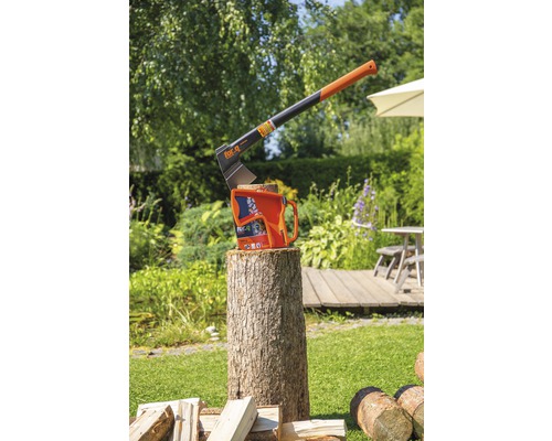 Hache à fendre For-Q sur une bûche dans le jardin