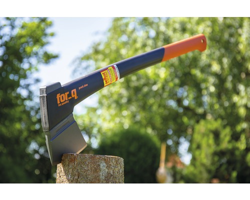 Hache à fendre For-q sur une souche d''arbre