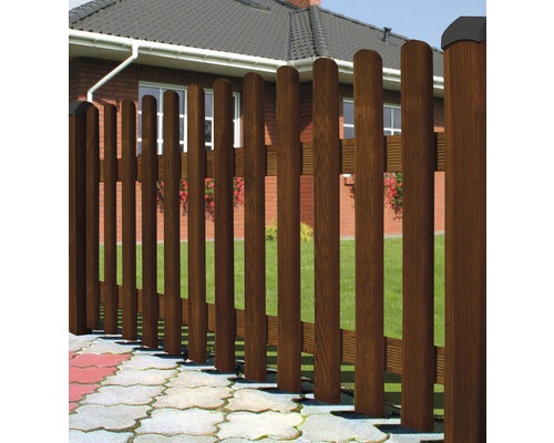 Clôture en bois avec lattes et couvercle devant une maison