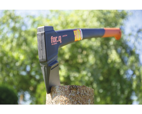 Hache à fendre dans une souche d''arbre avec le logo For_q