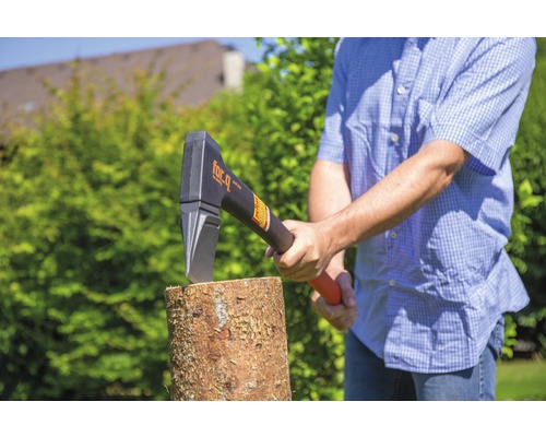 Un homme fend du bois avec une hache de marque for_q.
