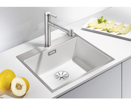 Évier avec robinet et melon sur un plan de travail de cuisine