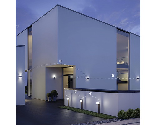 Façade de maison moderne avec éclairage extérieur et éclairage de jardin avec fonction Bluetooth