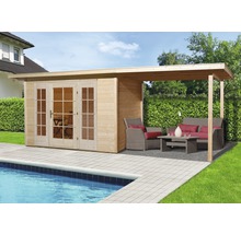 Maison de jardin en bois avec annexe et coin salon à côté d''une piscine