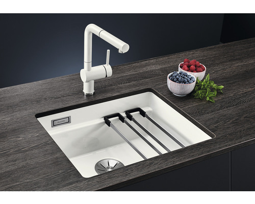 Spüle mit Abtropfgitter und Einhebelmischer auf einer Arbeitsplatte