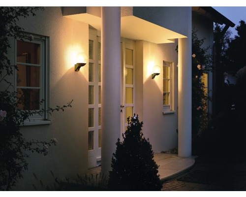 Façade de maison avec deux luminaires d''extérieur sphériques