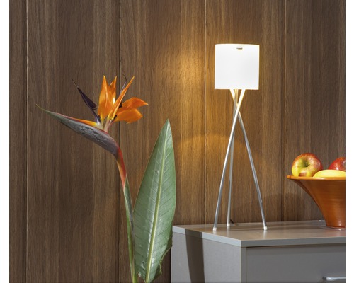 Panneau décoratif Quadro Plus Authentic noyer 12x200x2000 mm Arrangement décoratif avec lampe de table, fleur d''oiseau de paradis et corbeille de fruits sur une commode devant un mur en bois
