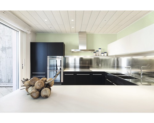 Moderne Küche mit dunklen Schränken, Edelstahldetails und einer dekorativen Obstschale auf der Arbeitsplatte