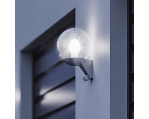 Applique boule lumineuse d''extérieur sur un mur de maison