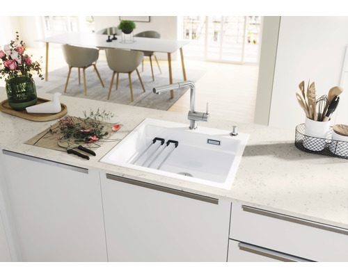 Évier de cuisine avec égouttoir et robinet dans une cuisine claire