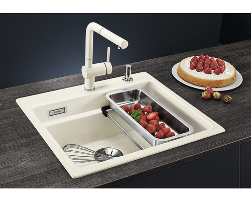 Évier de cuisine avec égouttoir, robinet et fraises