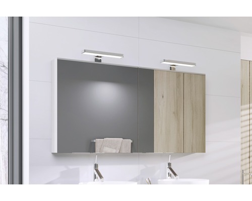 Badezimmer mit Spiegelschrank, Beleuchtung und Waschbecken