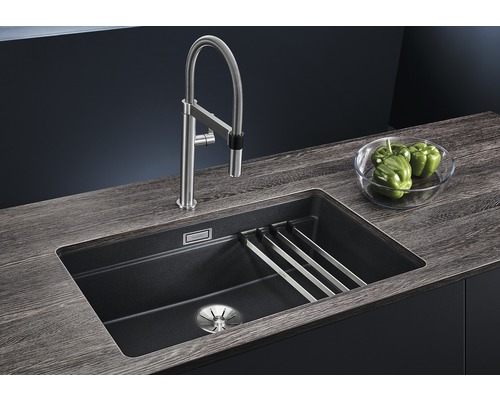 Évier avec égouttoir, robinetterie et poivrons dans un saladier