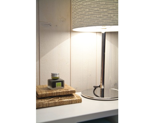 Lampe de table décorative sur une table de chevet avec des articles de décoration