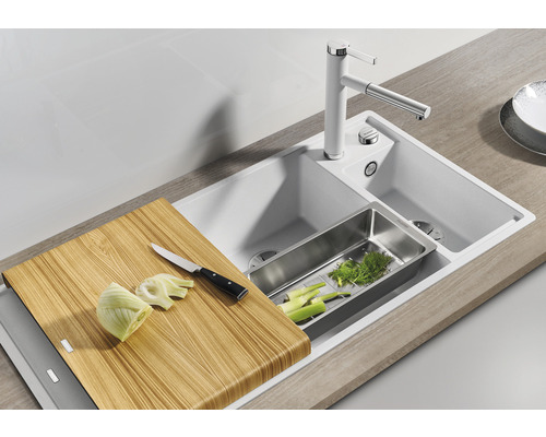 Évier de cuisine avec planche à découper, égouttoir et robinet