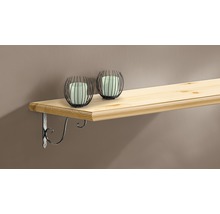 Holzregal mit zwei dekorativen Kerzenhaltern und einer Regalhalterung